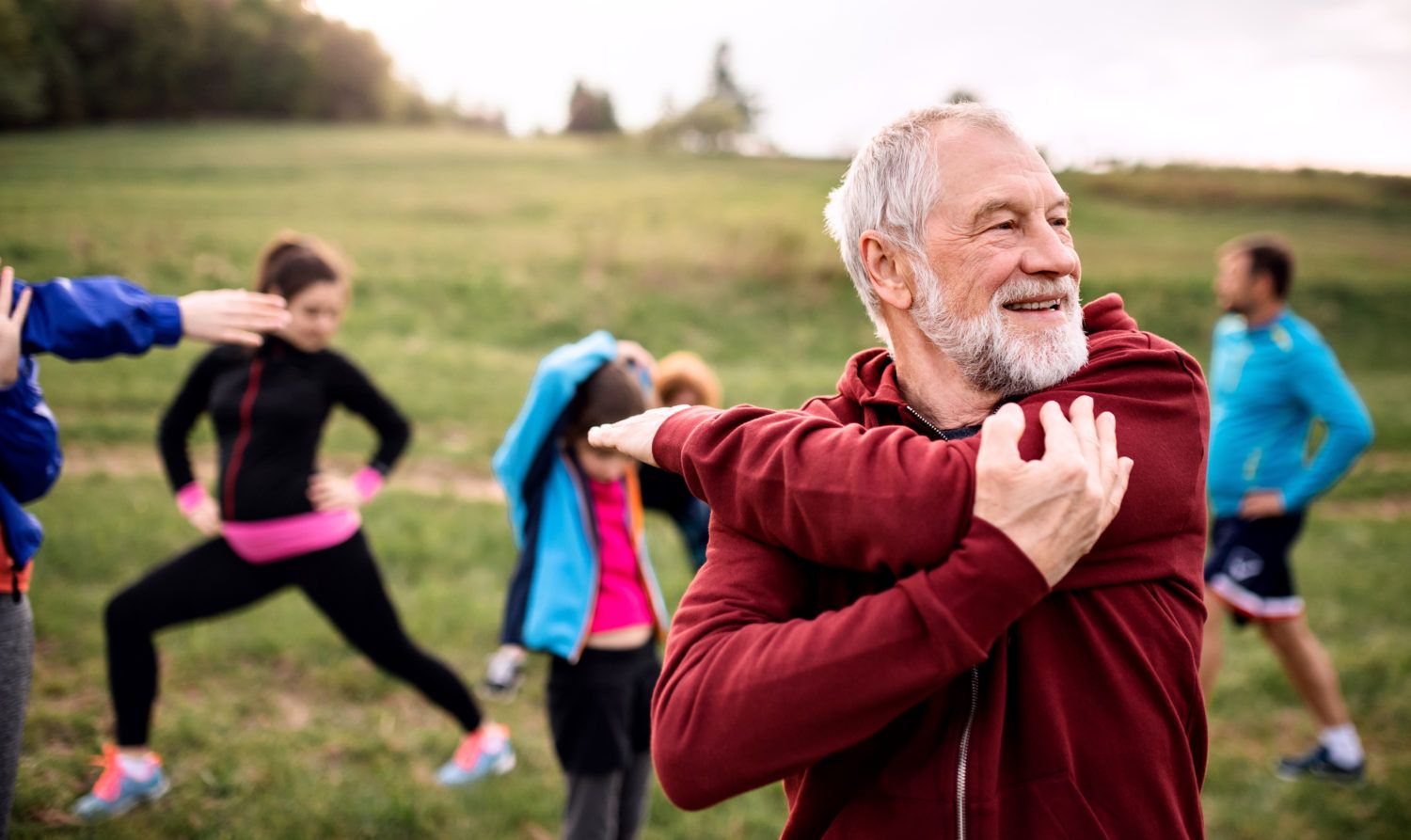 Älterer Mann macht Sport